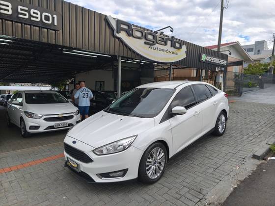 FORD FOCUS 2.0 SE PLUS FASTBACK 16V FLEX 4P POWERSHIFT